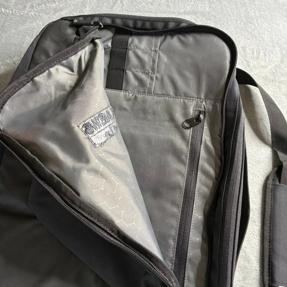 Ogio BRAND NEW Black Backpack Laptop Travel AIR Padded‎ Canvas 
